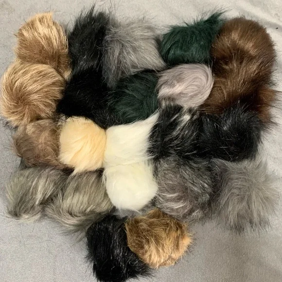Faux Fur Pom Poms in Warm Neutrals (22 pcs.) - Picture 1 of 5